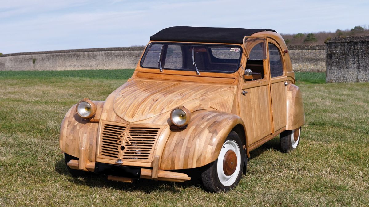 Plně pojízdný Citroën 2CV ze dřeva bude k mání v aukci